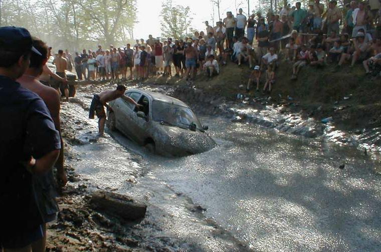 Coche en el barro
